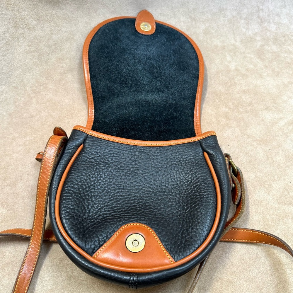 Vintage Dooney & Bourke All Weather Leather Equestrian Saddle Bag Black Tan AWL - Picture 5 of 7